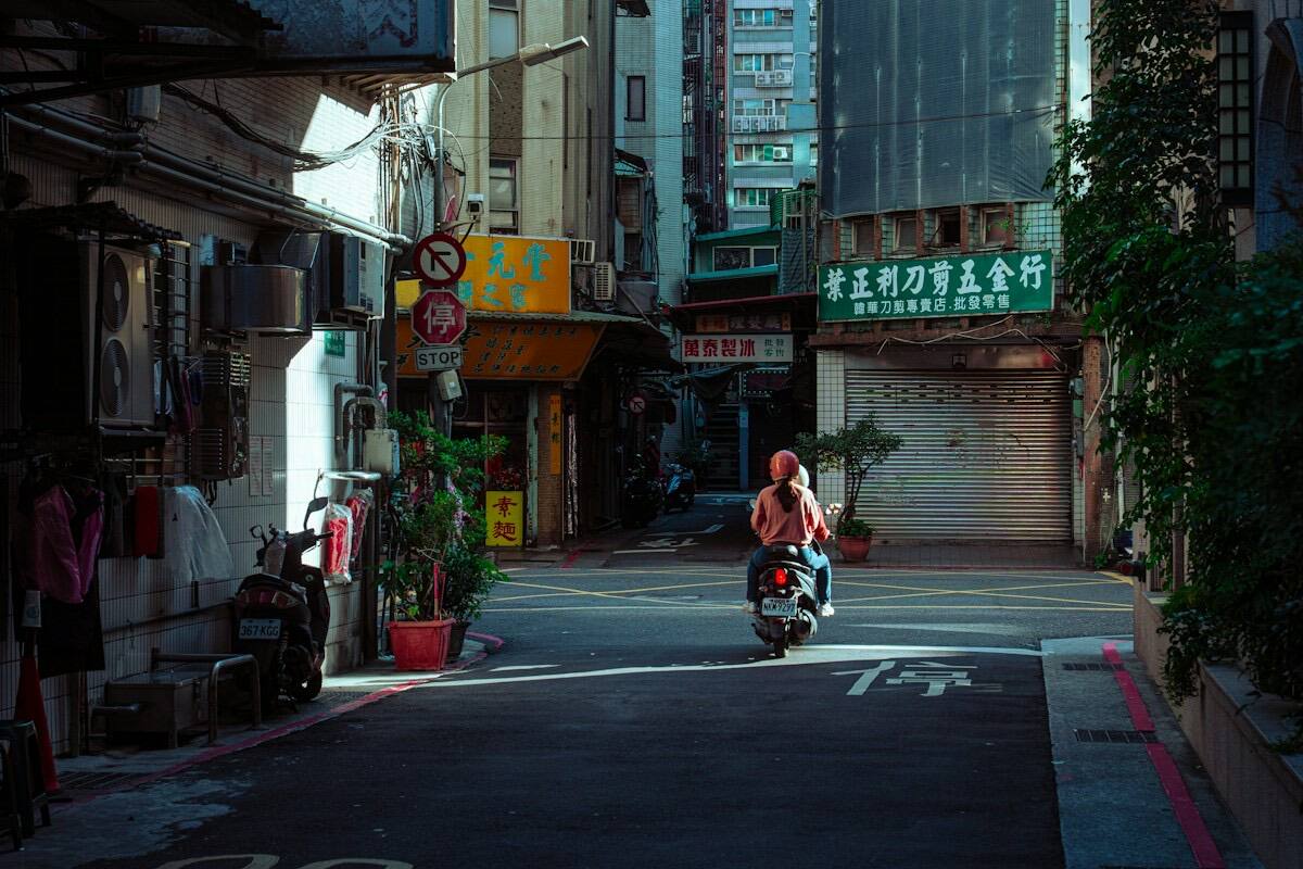 スクーターが走る路地