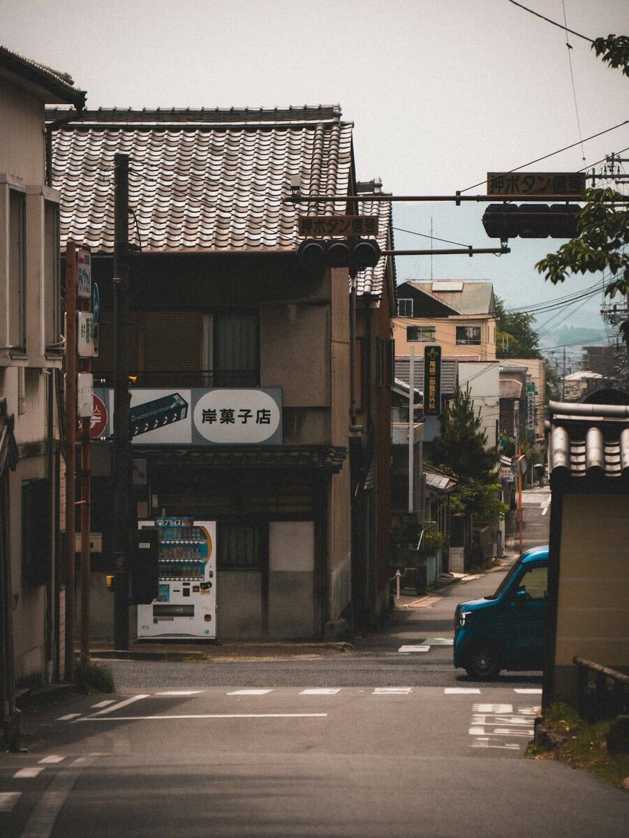 有自動販賣機的日本街角